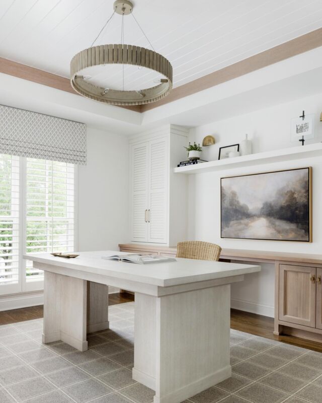 Who wouldn’t love working in this light-filled office with tons of great storage? Swipe to see the incredible transformation from before to after. ✨ 

#cristiholcombeinteriors #rivercorn ersproject #OfficeDesign #BeforeAndAfter 

📸: @catmaxphoto 
🧱🔨: @crownlinehomes