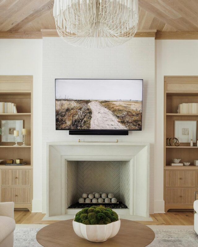 It’s all in the details. ✨⁠
⁠
Sometimes the smallest elements make the biggest impact. Whether it’s custom millwork, sculptural lighting, or thoughtfully chosen hardware—these are the touches that elevate a space from good to unforgettable.⁠
⁠
#CristiHolcombeInteriors⁠
⁠
📸: @catmaxphoto ⁠
🔨🧱: @crownlinehomes