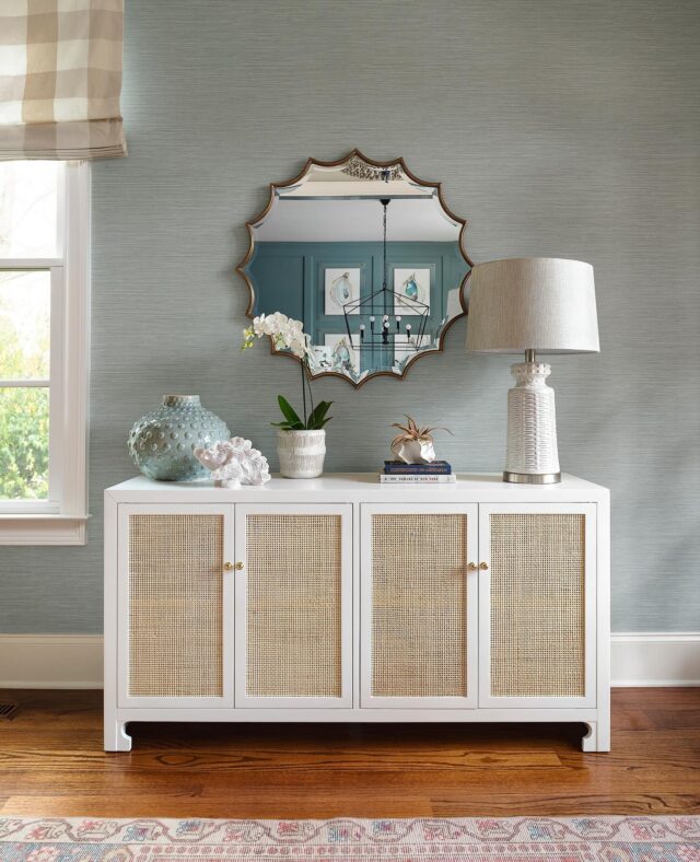 ✨ Quick Styling Tip✨⁠
A well-placed mirror can completely transform a space. It can open up a room, reflect natural light, and serve as a stunning focal point. Whether it’s oversized and dramatic or simple and timeless, a mirror is always a smart design move. ⁠
⁠
#CristiHolcombeInteriors ⁠
⁠
📸 #1: @catiteague⁠
📸 #2-5: @catmaxphoto