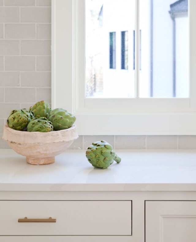 The finishing touches are where the magic happens. ✨⁠
A tray here, a canister there, a bowl of fresh fruit—and suddenly the space feels layered, lived-in, and complete. It’s the small details that bring the whole story together.⁠ ⁠
⁠
#CristiHolcombeDesigns⁠
⁠
📸1,2,4: @catmaxphoto ⁠
📸 3: @christinawedge